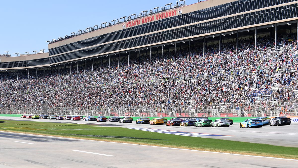 the-field-takes-the-green-flag-during-the-running-of-the-news-photo-1739822061.jpeg