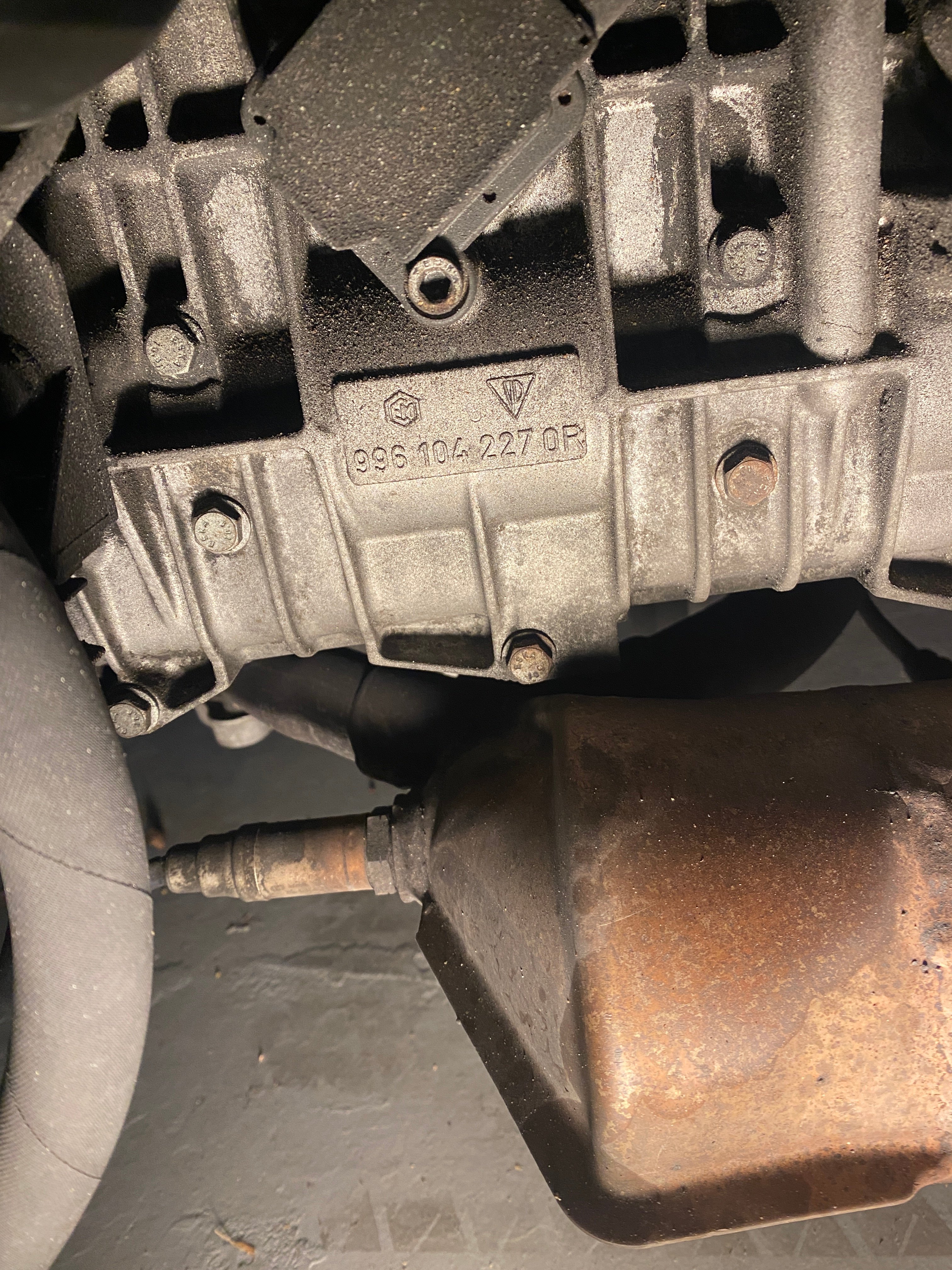 engine number is  2.5L (Not mid model change to 2.7L) 2.5 is manual cable throttle, 2.7 is E-throttle.